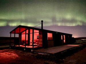 Model 95 frá Modularhús undir norðurljósum